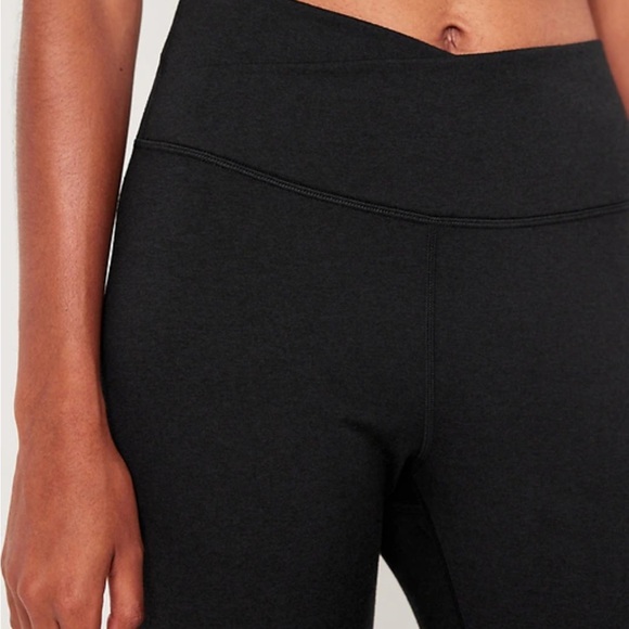 Old Navy Extra High Rise Black Leggings - Picture 4 of 4